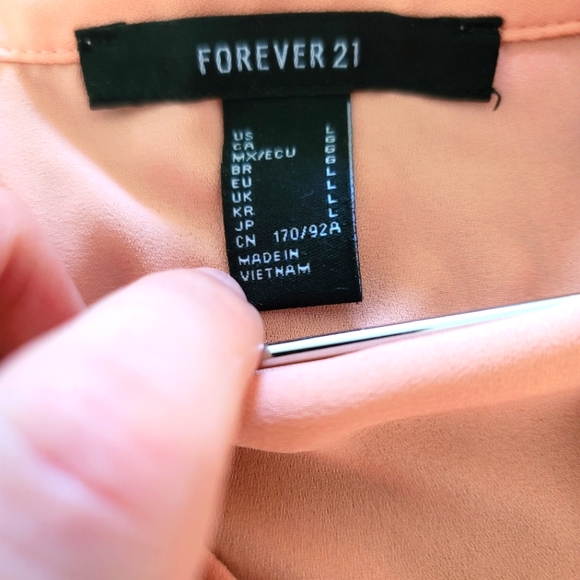 Forever 21 L High Low Salmon Silk Top W/ High Slits In Sides & Pleated Back NWOT - Picture 3 of 3